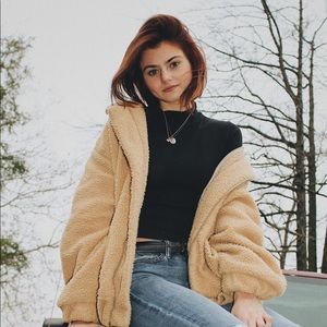 Meet your Posher, Ella